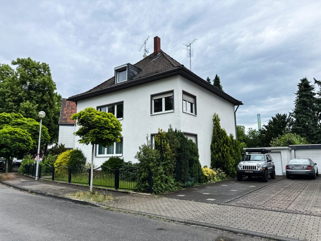 Immobilienangebot - Leverkusen - Alle - Vielseitiges Zweifamilienhaus mit Potential  -  Großer Garten  -  Garage