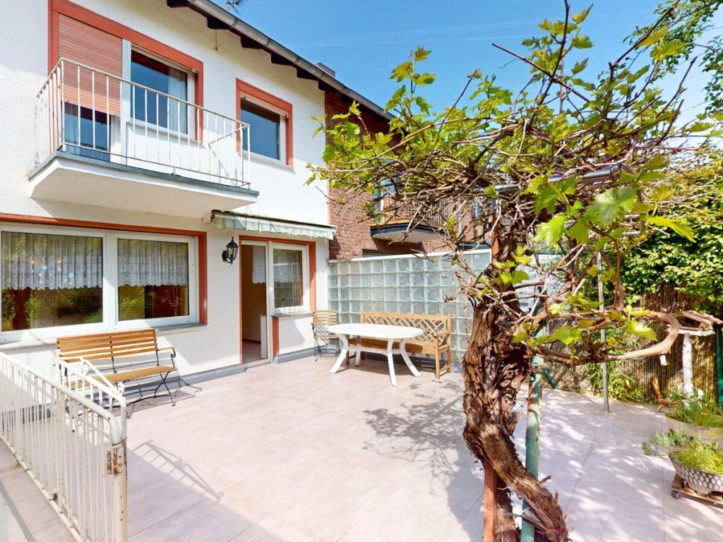 Immobilienangebot - Pulheim-Brauweiler - Alle - Sonniger Obstgarten mit Eckhaus und Garage für die kleine Familie