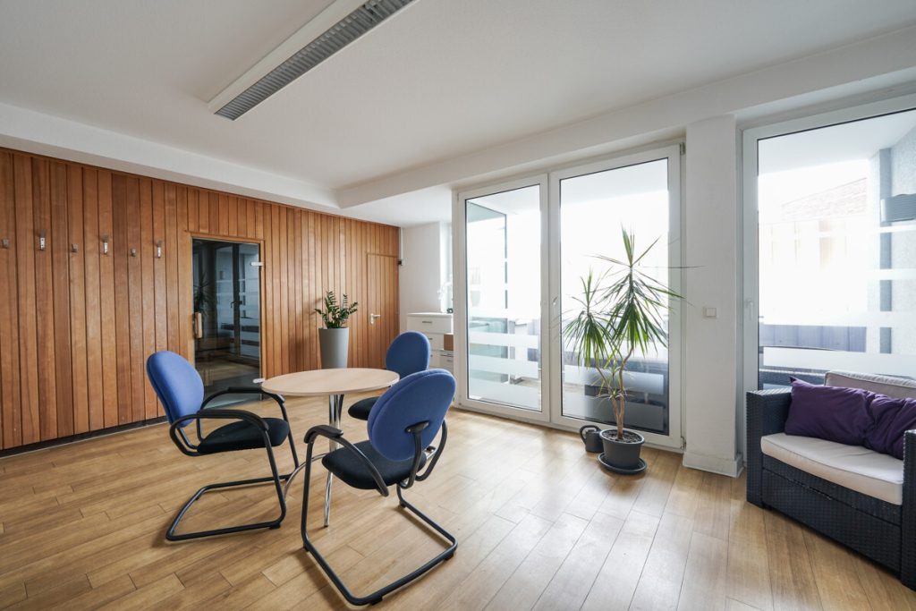 Immobilienangebot - Mönchengladbach - Alle - Modernes Geschäftshaus  -  Praxis & Büroräume  -  Aufzug & Tiefgarage