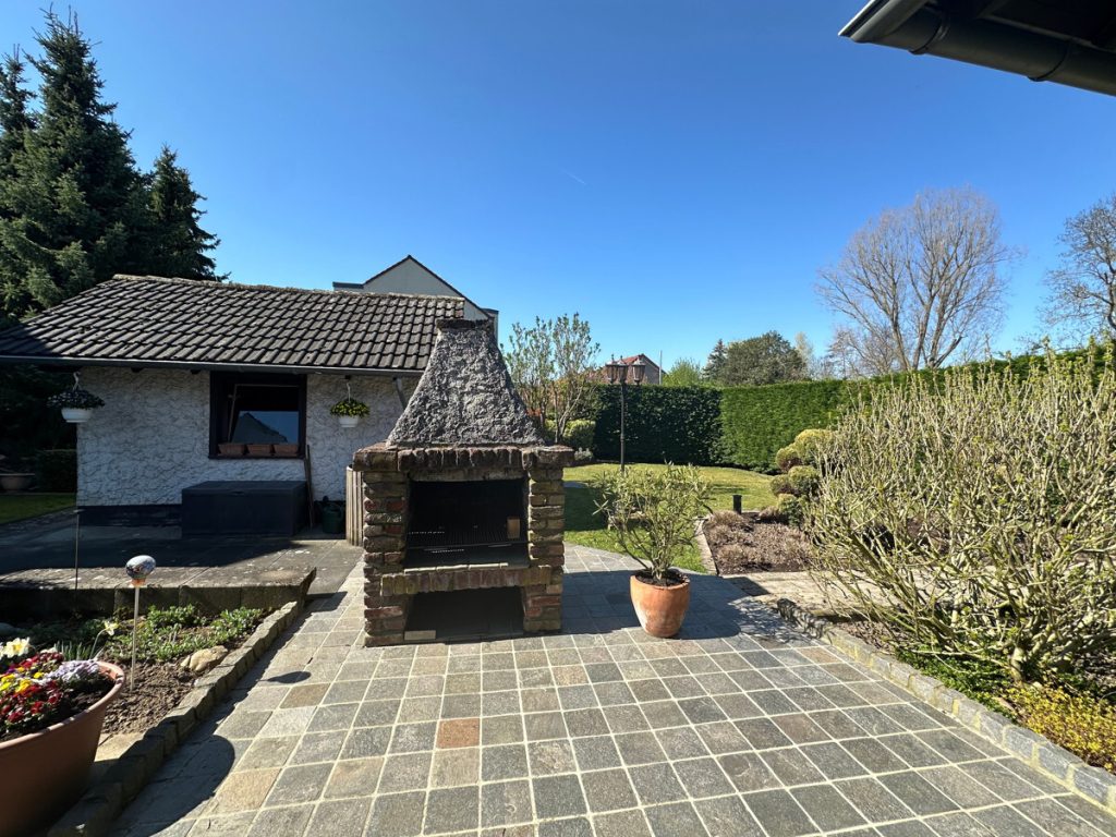 Immobilienangebot - Pulheim-Sinthern - Alle - Zwei Häuser, ein Grundstück  -  ehemaliger Hof  -  ruhige Lage