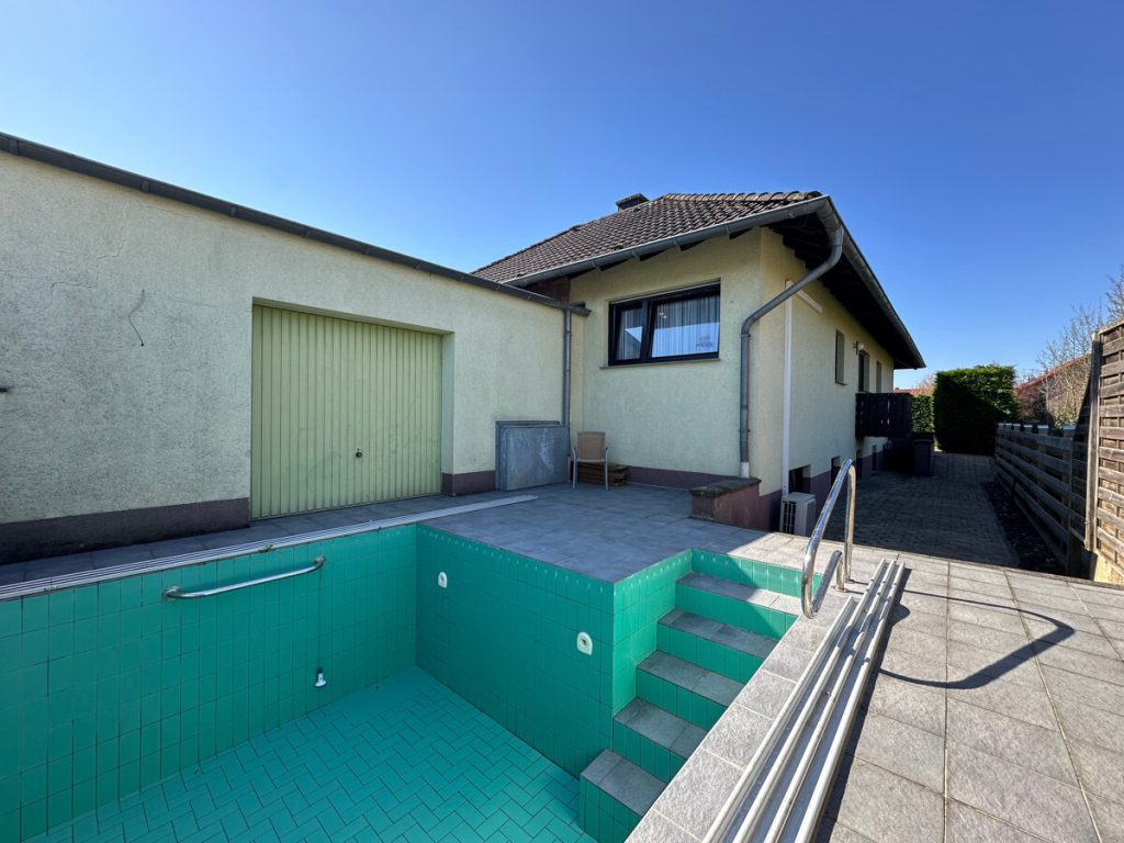 Immobilienangebot - Pulheim-Sinthern - Alle - Zwei Häuser, ein Grundstück  -  ehemaliger Hof  -  ruhige Lage