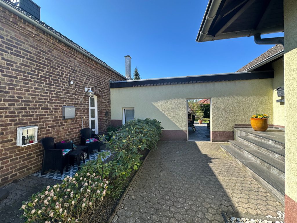 Immobilienangebot - Pulheim-Sinthern - Alle - Zwei Häuser, ein Grundstück  -  ehemaliger Hof  -  ruhige Lage