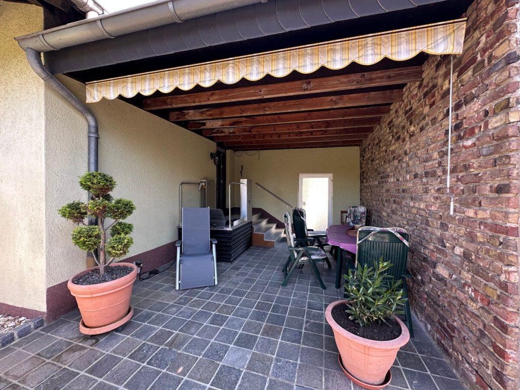 Immobilienangebot - Pulheim-Sinthern - Alle - Zwei Häuser, ein Grundstück  -  ehemaliger Hof  -  ruhige Lage
