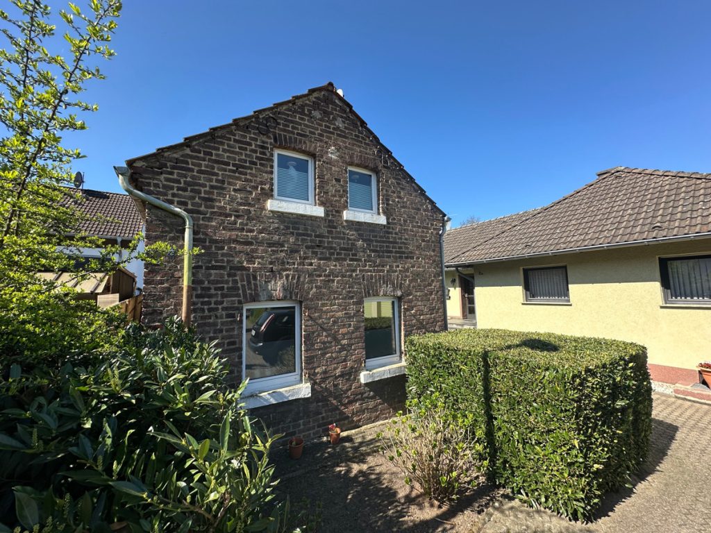 Immobilienangebot - Pulheim-Sinthern - Alle - Zwei Häuser, ein Grundstück  -  ca. 219 m² wohnliche Fläche   -  10 wohnlich gestaltete Räume