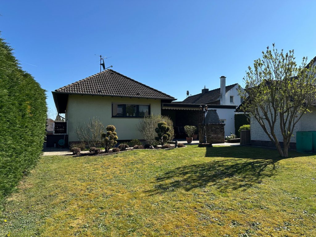 Immobilienangebot - Pulheim-Sinthern - Alle - Zwei Häuser, ein Grundstück  -  ca. 219 m² wohnliche Fläche   -  10 wohnlich gestaltete Räume