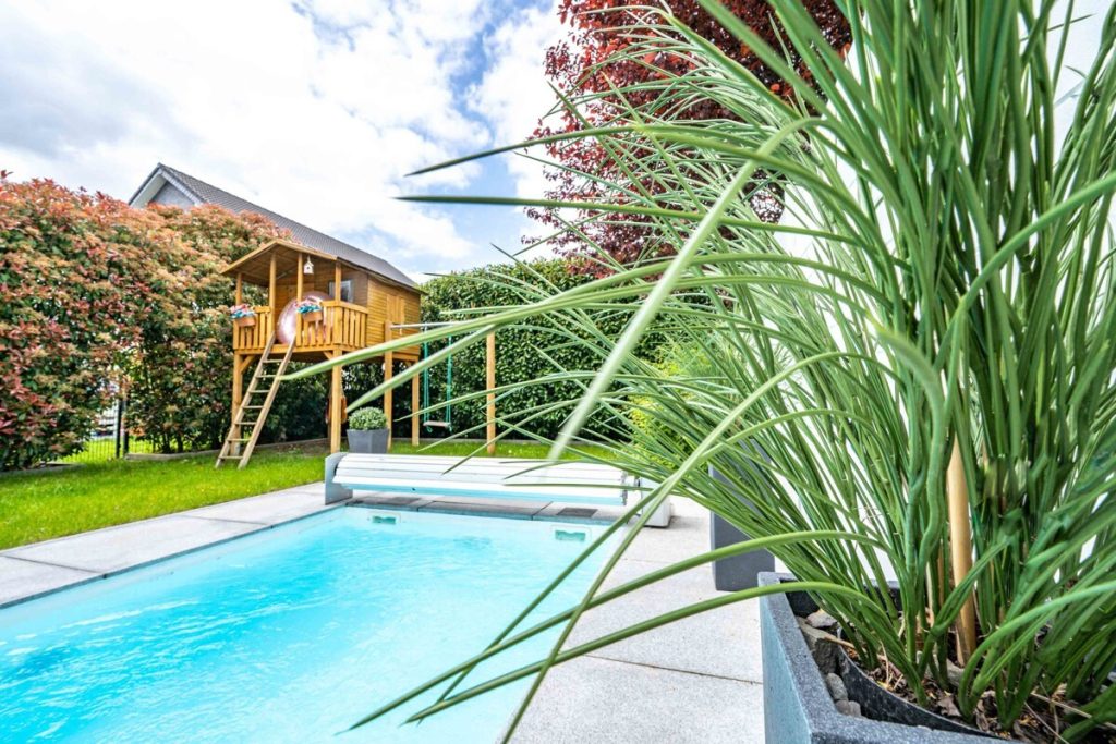 Immobilienangebot - Köln / Widdersdorf - Alle - Stilvolle Doppelhaushälfte  -  5 Zimmer  -  Beheizter Pool  -  Sauna  -  Kamin  -  Garten