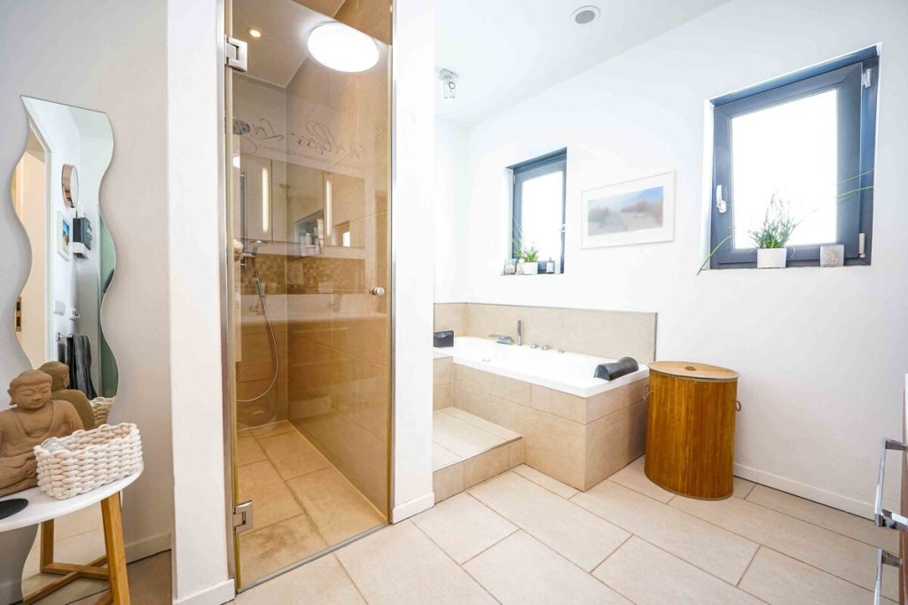Immobilienangebot - Köln / Widdersdorf - Alle - Stilvolle Doppelhaushälfte  -  5 Zimmer  -  Beheizter Pool  -  Sauna  -  Kamin  -  Garten