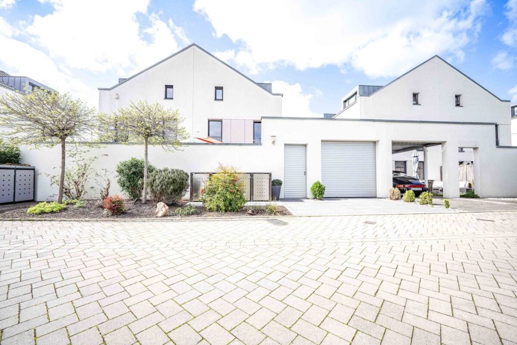 Immobilienangebot - Köln / Widdersdorf - Alle - Stilvolle Doppelhaushälfte  -  5 Zimmer  -  Beheizter Pool  -  Sauna  -  Kamin  -  Garten
