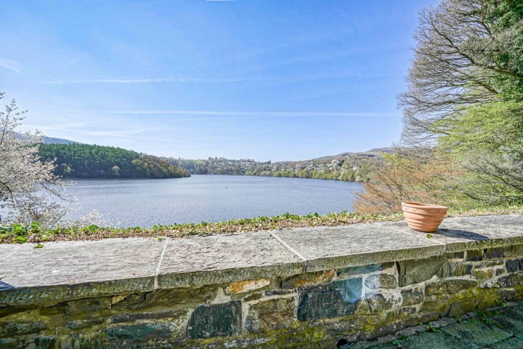 Immobilienangebot - Simmerath / Woffelsbach - Alle - Das Haus am See  -  Beste Lage mit fantastischem Ausblick  -  Pure Erholung