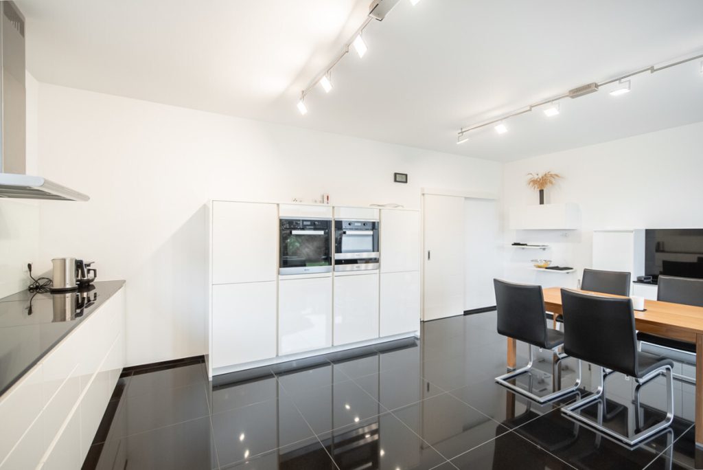 Immobilienangebot - Köln / Widdersdorf - Alle - Bauhausvilla mit hochwertiger Ausstattung direkt am Golfplatz