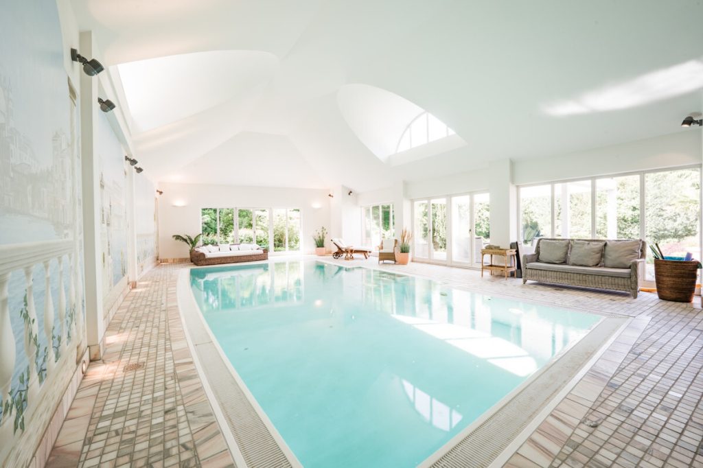 Immobilienangebot - Bergheim - Alle - Luxus Villa mit Schwimmhalle  -  Park-Ensemble  -  Sauna  -  Garagen