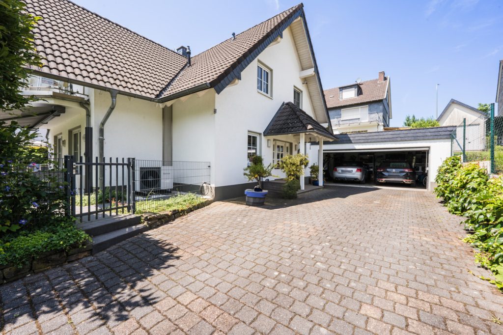 Immobilienangebot - Kürten - Alle - Moderner Familientraum  -  Balkon und Garten  -  Doppelgarage