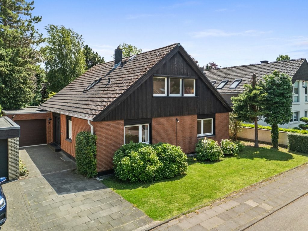 Immobilienangebot - Köln / Müngersdorf - Alle - Freistehendes Einfamilienhaus  -  Ruhige Familienlage  -  Schöner Garten