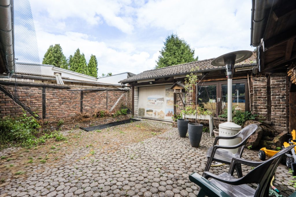 Immobilienangebot - Köln / Meschenich - Alle - Einfamilienhaus mit Einliegerwohnung  -  
2 Grundstücke  -  vermietet