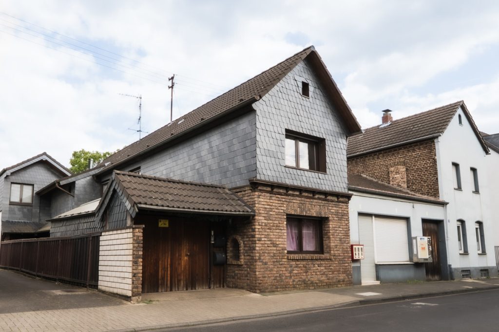 Immobilienangebot - Köln / Meschenich - Alle - Einfamilienhaus mit Einliegerwohnung  -  
2 Grundstücke  -  vermietet