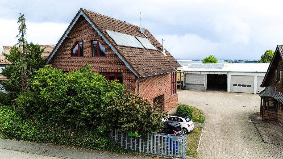Immobilienangebot - Elsdorf - Alle - Wohnen & Gewerbe vereint   -  Wohnhaus mit vielseitiger Halle