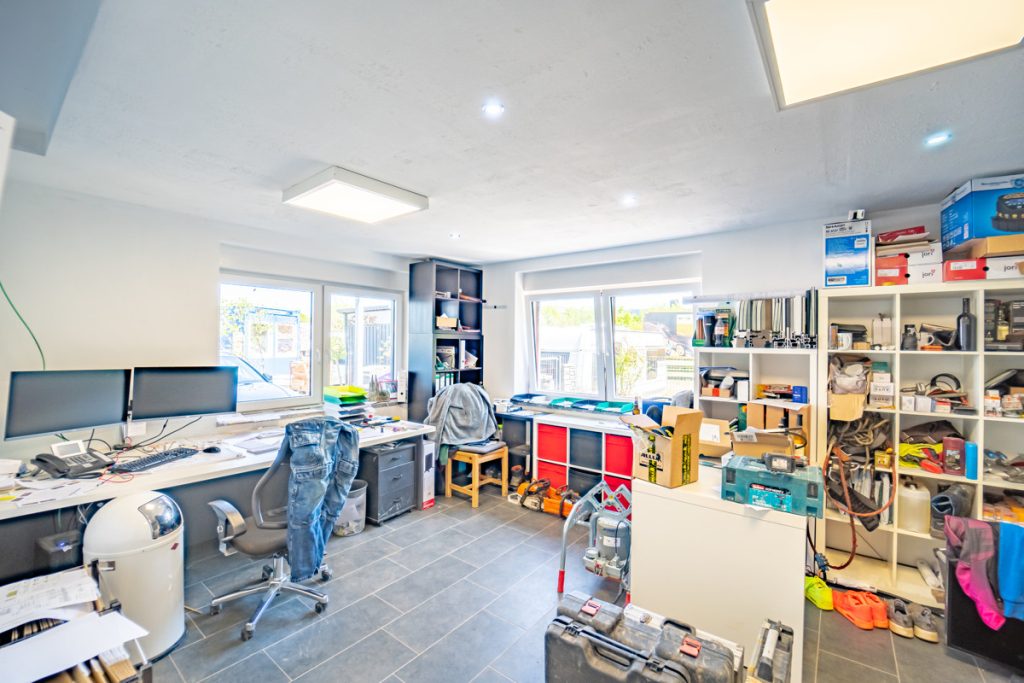 Immobilienangebot - Kerpen - Alle - Wohnen und Büros flexibel teilbar  - 
ca. 390 m² Lagerhalle mit 3 Toren