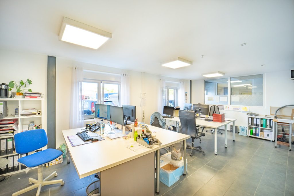Immobilienangebot - Kerpen - Alle - Wohnen und Büros flexibel teilbar  - 
ca. 390 m² Lagerhalle mit 3 Toren