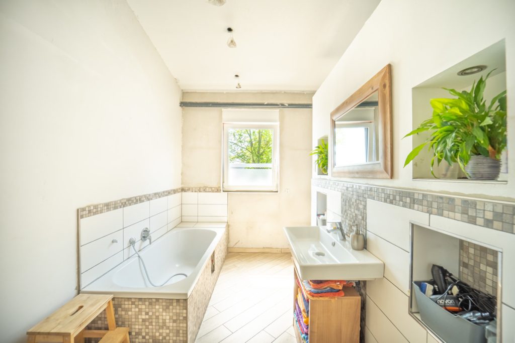 Immobilienangebot - Kerpen - Alle - Wohnen und Büros flexibel teilbar  - 
ca. 390 m² Lagerhalle mit 3 Toren