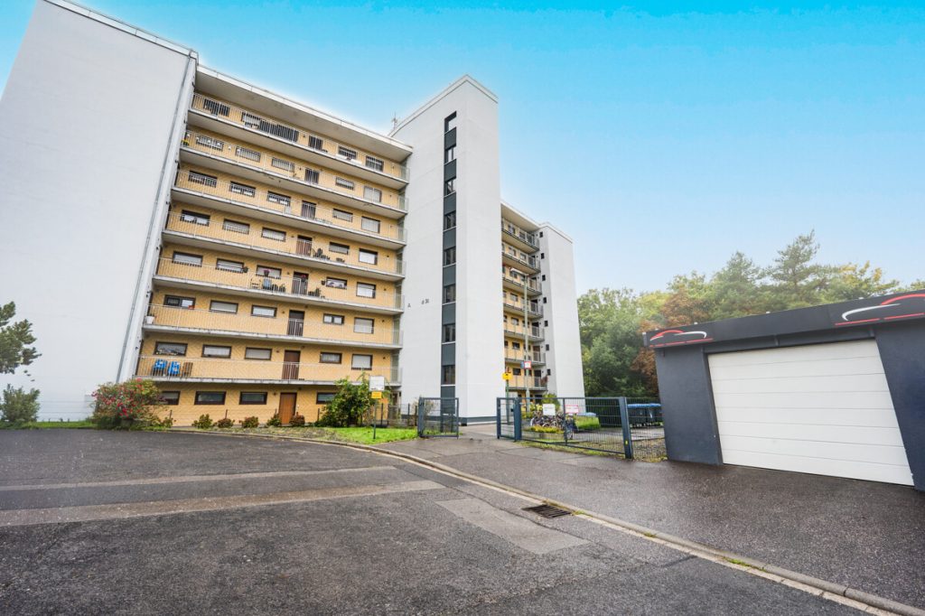 Immobilienangebot - Stolberg (Rheinland) - Alle - Modernisierte 1-Zimmer-Wohnung im 7.OG mit Balkon & Weitblick ins Grüne