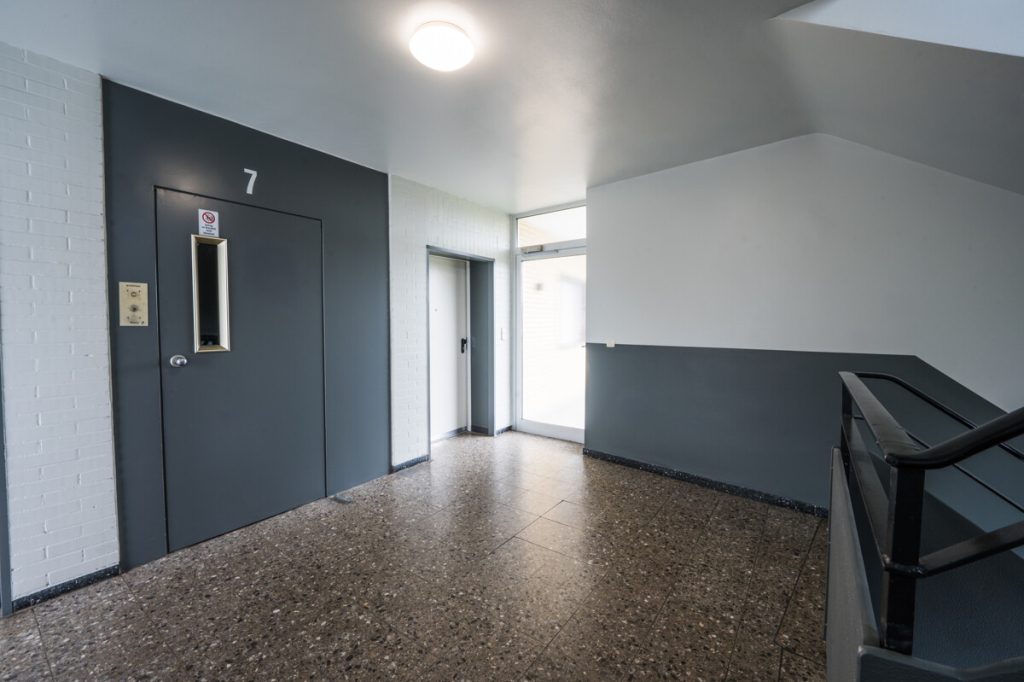 Immobilienangebot - Stolberg (Rheinland) - Alle - Modernisierte 1-Zimmer-Wohnung im 7.OG mit Balkon & Weitblick ins Grüne