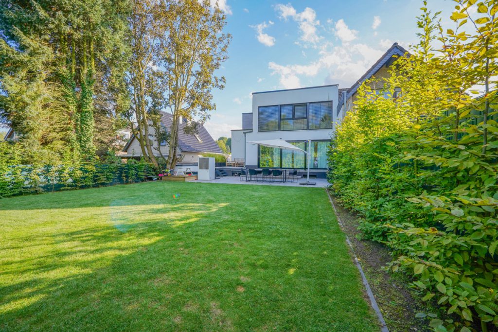 Immobilienangebot - Frechen - Alle - Frechen-Königsdorf  -  Direkte Waldrandlage  -  Luxus Energiesparhaus