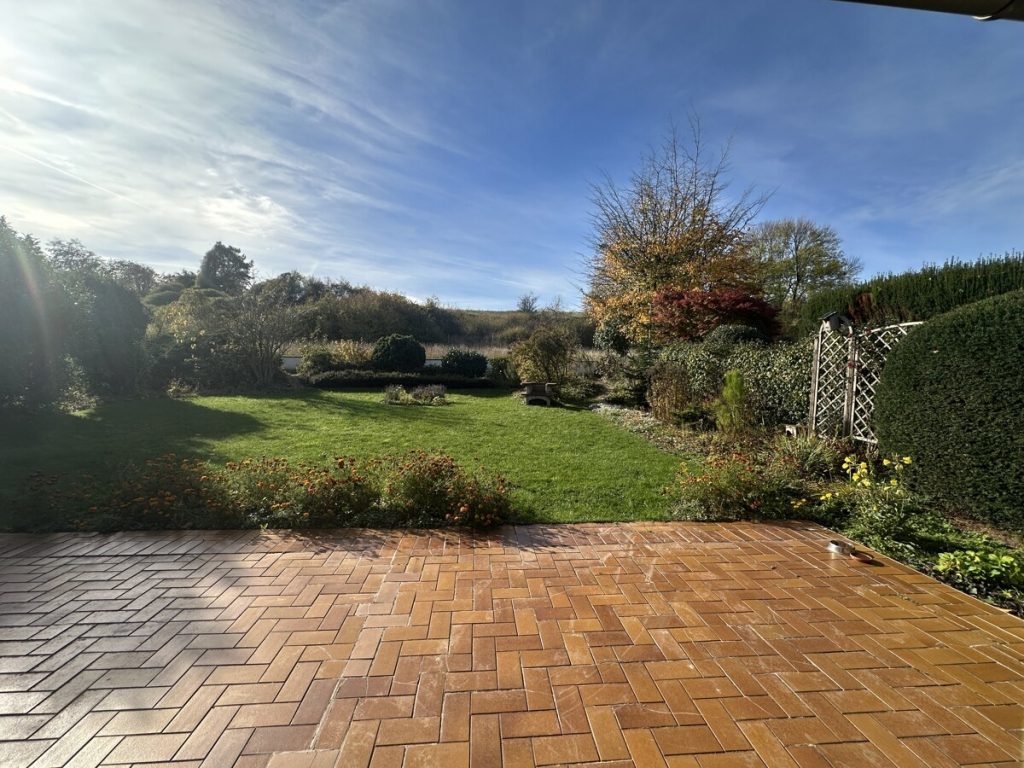 Immobilienangebot - Pulheim / Stommeln - Alle - Wohnen auf einer Ebene  -  Viel Potenzial  
Sonniger Garten am Naturschutzgebiet