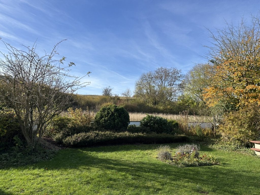 Immobilienangebot - Pulheim / Stommeln - Alle - Wohnen auf einer Ebene  -  Viel Potenzial  
Sonniger Garten am Naturschutzgebiet