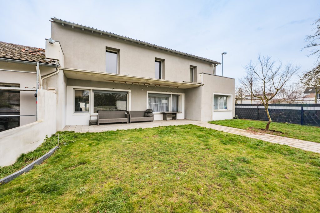 Immobilienangebot - Eschweiler - Alle - Stilvolles Einfamilienhaus mit moderner Küche, Garten & umfassender Sanierung