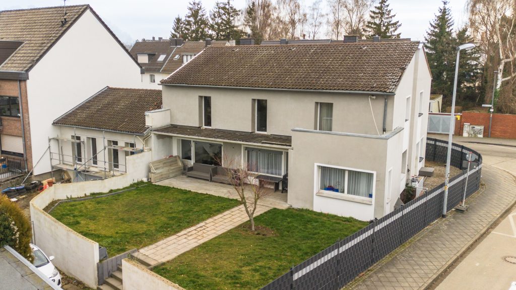 Immobilienangebot - Eschweiler - Alle - Stilvolles Einfamilienhaus mit moderner Küche, Garten & umfassender Sanierung