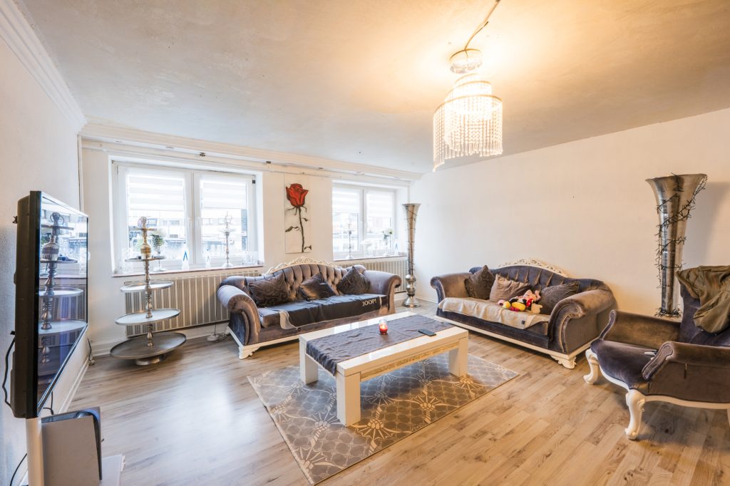 Immobilienangebot - Baesweiler - Alle - Attraktives Mehrfamilienhaus mit drei Einheiten und Entwicklungspotenzial