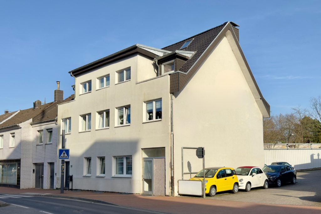 Immobilienangebot - Baesweiler - Alle - Attraktives Mehrfamilienhaus mit drei Einheiten und Entwicklungspotenzial