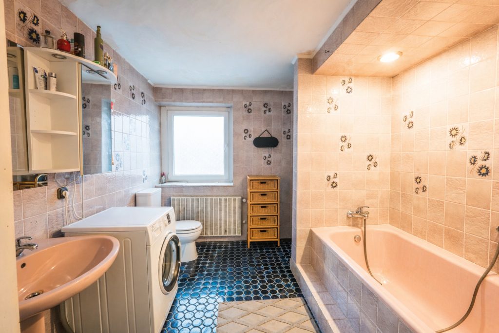 Immobilienangebot - Baesweiler - Alle - Attraktives Mehrfamilienhaus mit drei Einheiten und Entwicklungspotenzial