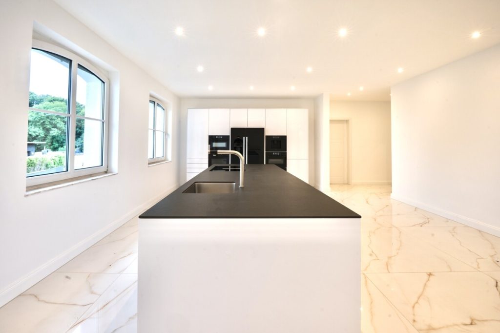 Immobilienangebot - Frechen / Königsdorf - Alle - Herrschaftliches Landhausanwesen  -  Kaminzimmer  -  Grünanlage