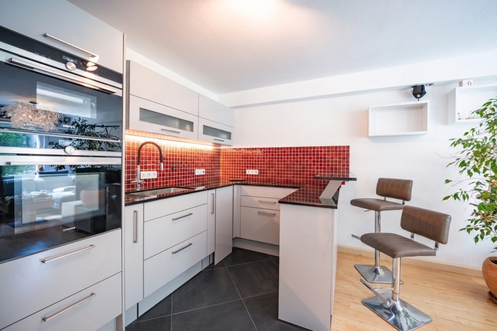 Immobilienangebot - Köln / Widdersdorf - Alle - Souterrain 2-Zimmer-Wohnung  -  saniert im Jahr 2019  -  Parkettboden