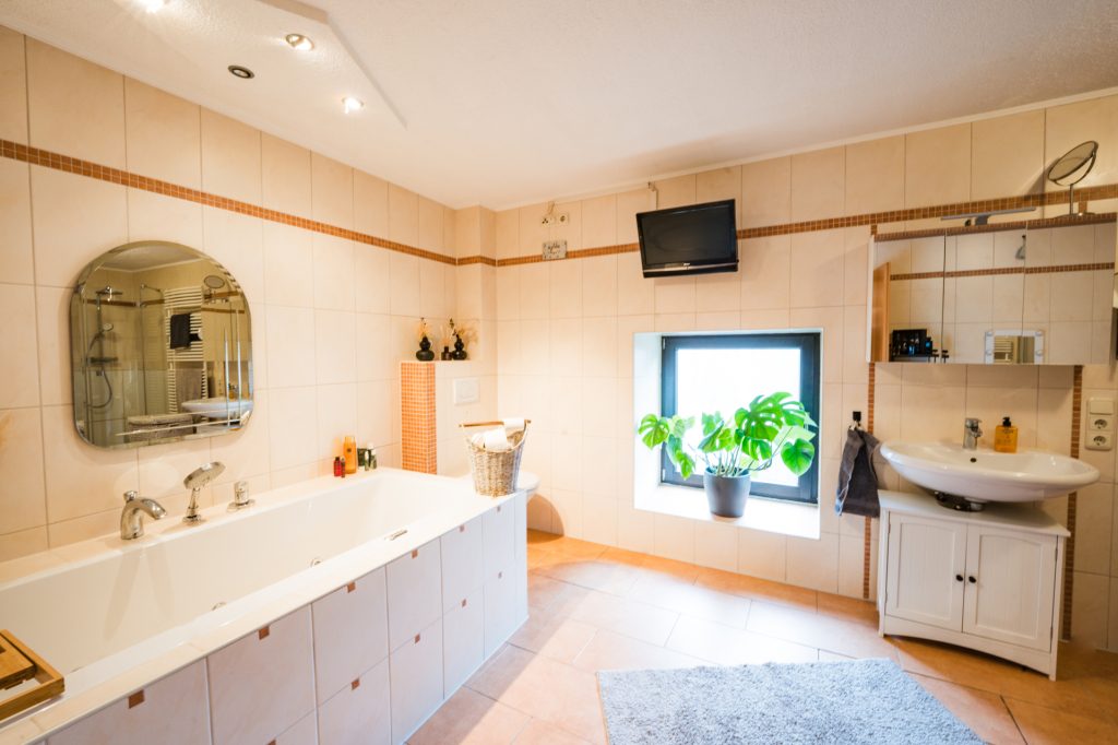 Immobilienangebot - Aachen - Alle - Historisches Anwesen mit Pferdeställen, Outdoor-Küche & Schwimmteich