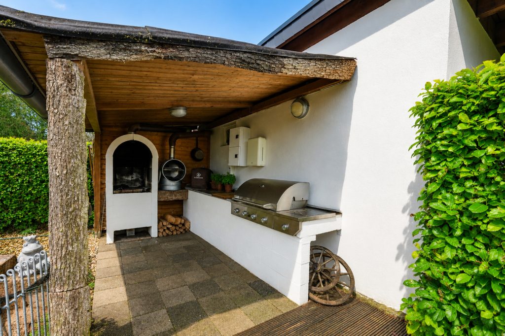 Immobilienangebot - Aachen - Alle - Historisches Anwesen mit Pferdeställen, Outdoor-Küche & Schwimmteich
