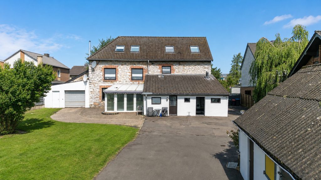 Immobilienangebot - Aachen - Alle - Historisches Anwesen mit Pferdeställen, Outdoor-Küche & Schwimmteich