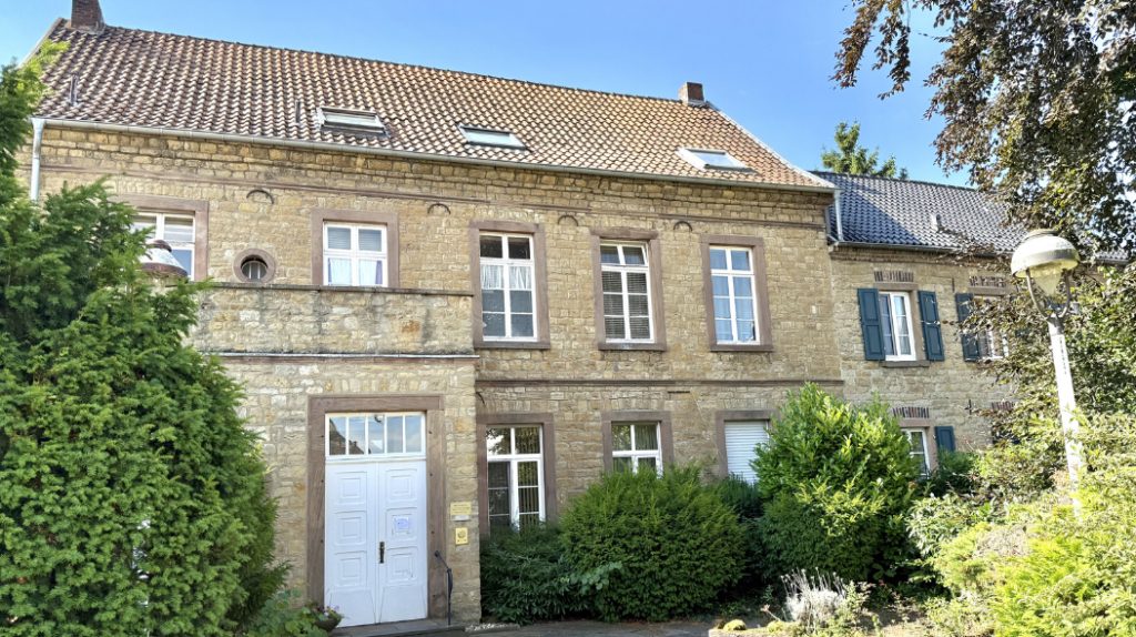 Immobilienangebot - Nideggen - Alle - Altes Schulgebäude  -  Gewerbeeinheit und 2 Wohneinheiten