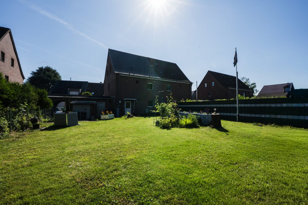 Immobilienangebot - Bergheim - Alle - Modernisierte Doppelhaushälfte mit Garage und großem Grundstück
