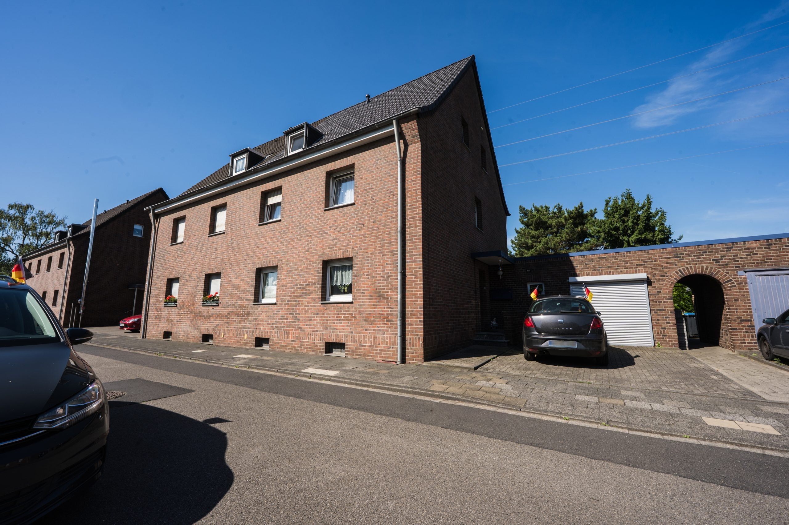 Immobilienangebot - Bergheim - Alle - Modernisierte Doppelhaushälfte mit Garage und großem Grundstück