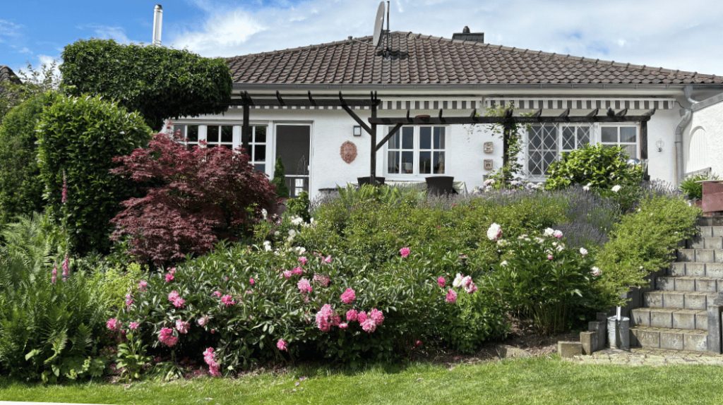 Immobilienangebot - Wachtberg - Alle - Exklusiver Bungalow  -   Großzügiger Wohnbereich  -  Traumgarten