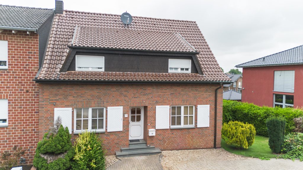 Immobilienangebot - Titz - Alle - Familienfreundliche Doppelhaushälfte mit zwei Garagen & gepflegtem Garten