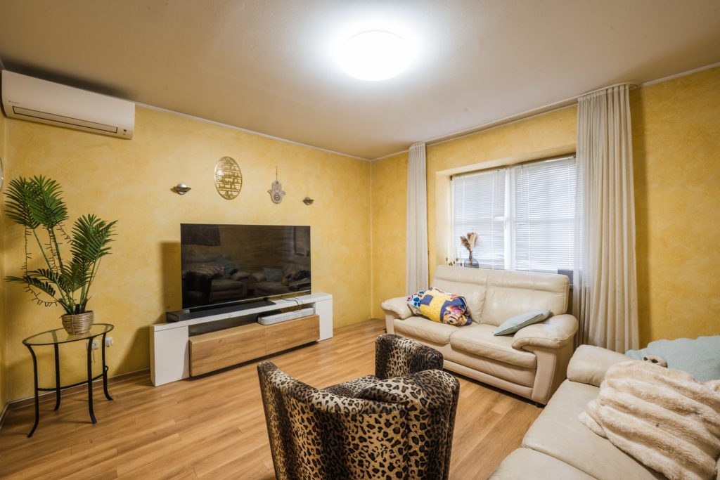 Immobilienangebot - Titz - Alle - Familienfreundliche Doppelhaushälfte mit zwei Garagen & gepflegtem Garten
