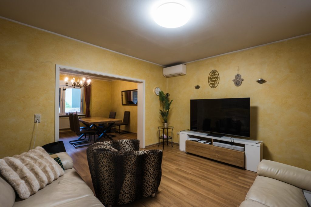 Immobilienangebot - Titz - Alle - Familienfreundliche Doppelhaushälfte mit zwei Garagen & gepflegtem Garten