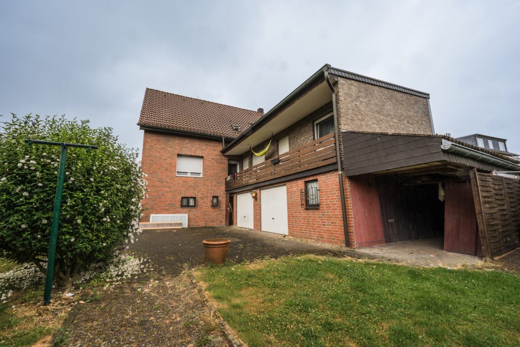 Immobilienangebot - Titz - Alle - Familienfreundliche Doppelhaushälfte mit zwei Garagen & gepflegtem Garten
