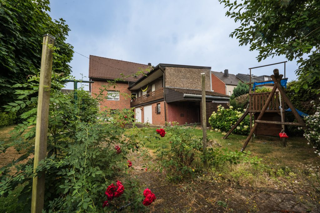 Immobilienangebot - Titz - Alle - Familienfreundliche Doppelhaushälfte mit zwei Garagen & gepflegtem Garten