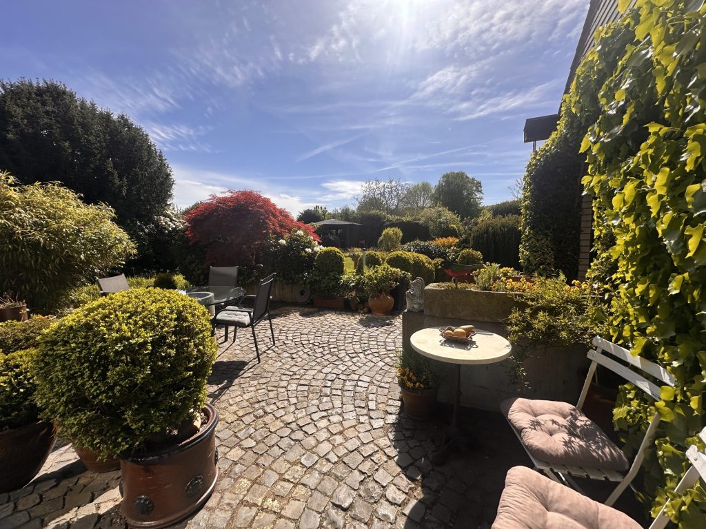 Immobilienangebot - Pulheim / Dansweiler - Alle - Zeitlose Baukunst mit Wellnessoase  -  Großzügiger Südgarten  -  Privatsphäre