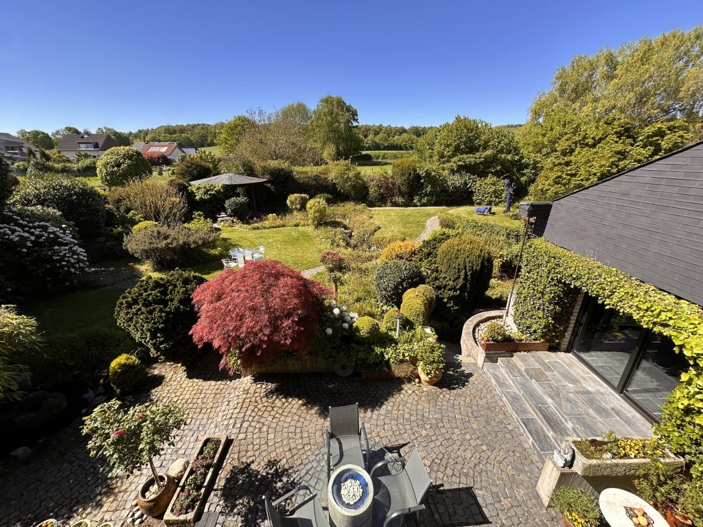 Immobilienangebot - Pulheim / Dansweiler - Alle - Zeitlose Baukunst mit Wellnessoase  -  Großzügiger Südgarten  -  Privatsphäre
