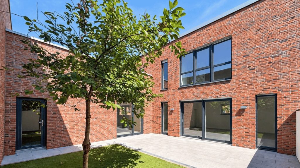 Immobilienangebot - Köln - Alle - Stilvolles Familienhaus mit L-förmiger Architektur  -  Wohnen mit Privatsphäre